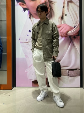 「ARMANI EXCHANGE（アルマーニエクスチェンジ）の【A|X アルマーニ エクスチェンジ】エンボスロゴ ポーチ/セカンドバッグ（ポーチ、ブラック系）」を使った、いおりんさん（メンズ・166cm）の春コーディネート