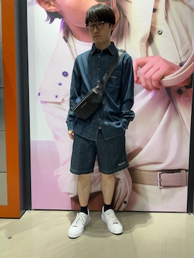 「ARMANI EXCHANGE（アルマーニエクスチェンジ）の【A|X アルマーニ エクスチェンジ】レギュラーフィット デニムシャツ/REGULAR（シャツ/ブラウス、ブルー系）」を使った、いおりんさん（メンズ・166cm）の夏コーディネート