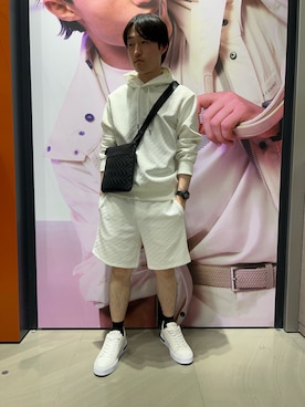 「ARMANI EXCHANGE（アルマーニエクスチェンジ）の【A|X アルマーニ エクスチェンジ】ダイアゴナル オールオーバージャカードロゴ フーデッドスウェットプルオーバー（スウェット、ホワイト系）」を使った、いおりんさん（メンズ・166cm）の春コーディネート