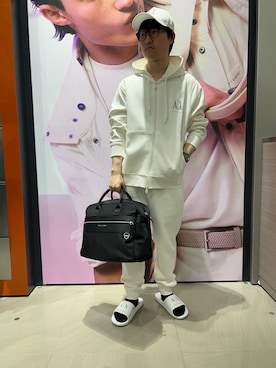 「ARMANI EXCHANGE（アルマーニエクスチェンジ）の【A|X アルマーニ エクスチェンジ】ICON フーデッドジップアップスウェットシャツ（スウェット、ホワイト系）」を使った、いおりんさん（メンズ・166cm）の春コーディネート