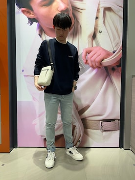「ARMANI EXCHANGE（アルマーニエクスチェンジ）の【A|X アルマーニ エクスチェンジ】オールオーバーロゴ ショルダーバッグ（ショルダーバッグ、ブラック系）」を使った、いおりんさん（メンズ・166cm）の秋コーディネート