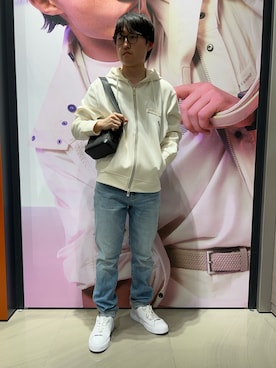 「ARMANI EXCHANGE（アルマーニエクスチェンジ）の【A|X アルマーニ エクスチェンジ】WE AXロゴ フーデッドジップアップスウェットシャツ（スウェット、ホワイト系）」を使った、いおりんさん（メンズ・166cm）の春コーディネート