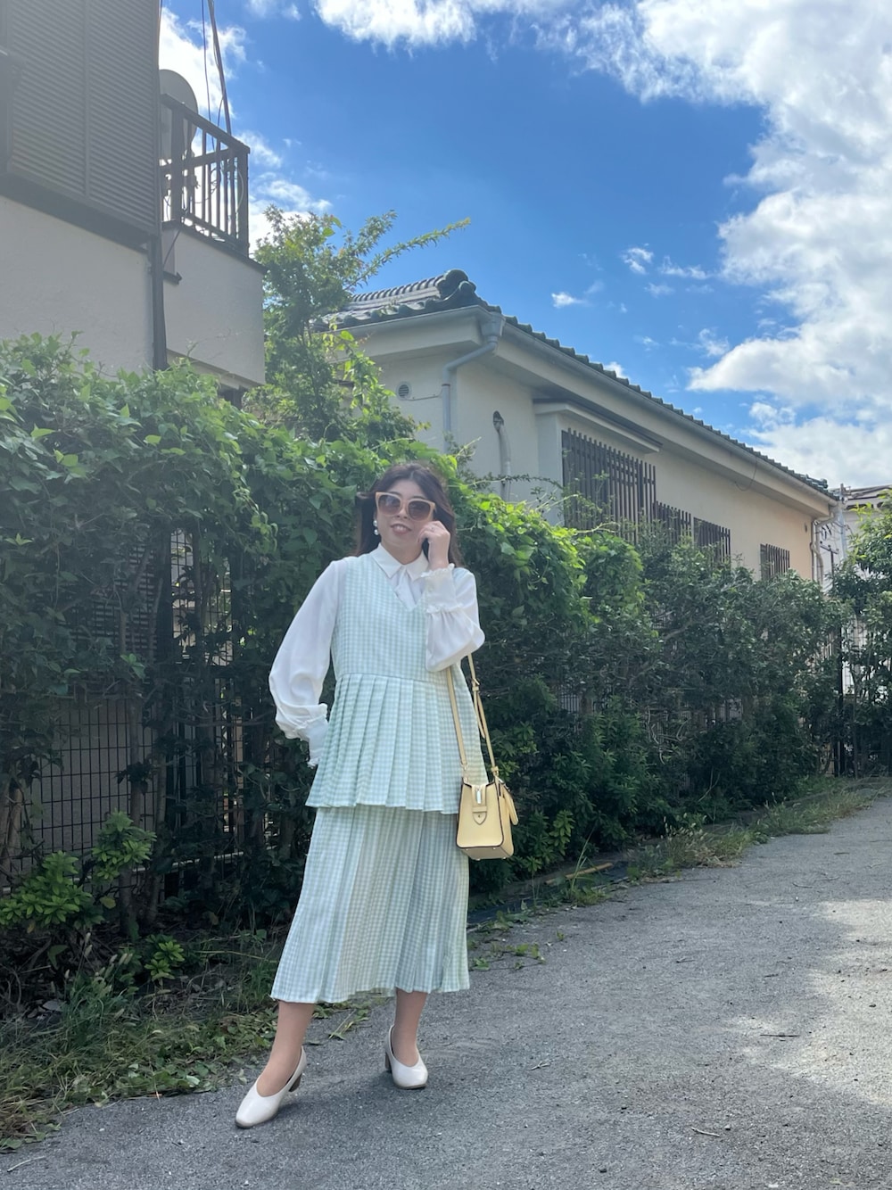 「休日スタイル、秋服、着回しコーデ、秋冬、低身長女子、プチプラコーデ、ラクチンコーデ、ワンピーススタイル、ワンピースコーデ、淡色コーデ、韓国コーデ、ギンガムチェック、プリーツ」｜「NANO universeのLB.03/スカーフヘムデザインブラウス（シャツ/ブラウス、ホワイト系）」を使った、jellyfishkuraさん（レディース・150cm）の秋コーディネートの1枚目の写真