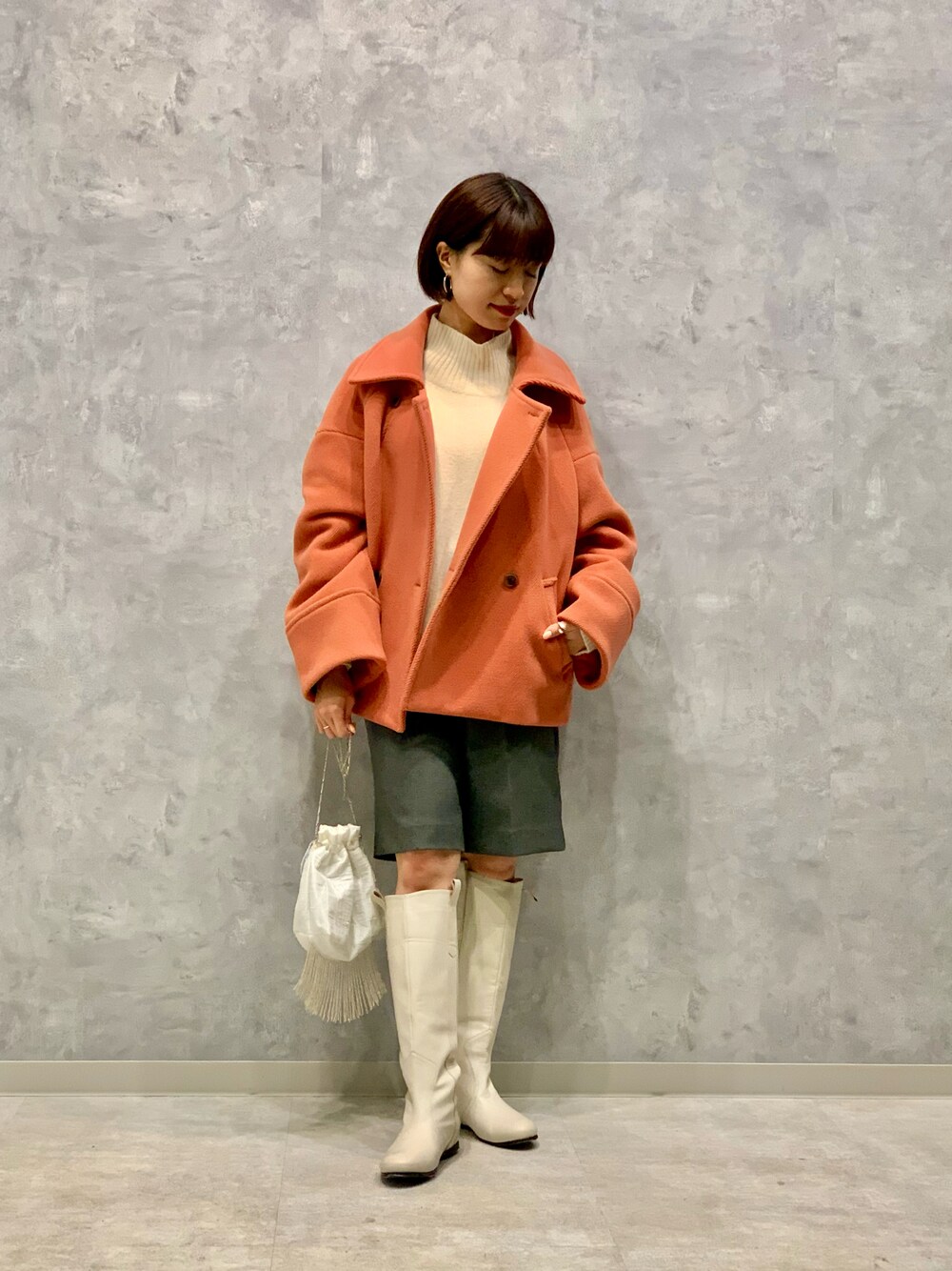 「MADEMOISELLE ROPE、マドモアゼルロペ、秋冬コーデ、冬コーデ、カラーコーデ、タートルネックニット、ハーフパンツ、ハーフコート、お出かけコーデ、ショートコート」｜「MADEMOISELLE ROPE'の【一部WEB限定】<カシミヤ混>タートルネックコクーンニットプルオーバー（ニット/セーター、ホワイト系）」を使った、HIJIRIさん（レディース・156cm）の秋コーディネートの1枚目の写真