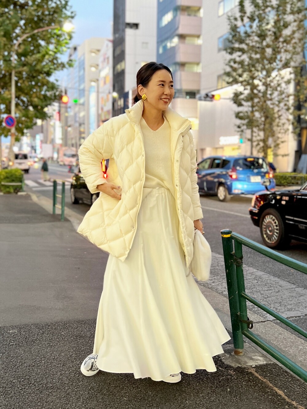 「大人カジュアル、冬コーデ、オトナ女子、休日コーデ、キレイめ、ホワイトコーデ」｜「TAIONの◇【WEB限定】【TAION/タイオン】別注ダイヤキルトスタンドミドルダウン（ダウンジャケット/コート、ホワイト系）」を使った、nol matsubaさん（レディース・167cm）の冬コーディネートの1枚目の写真