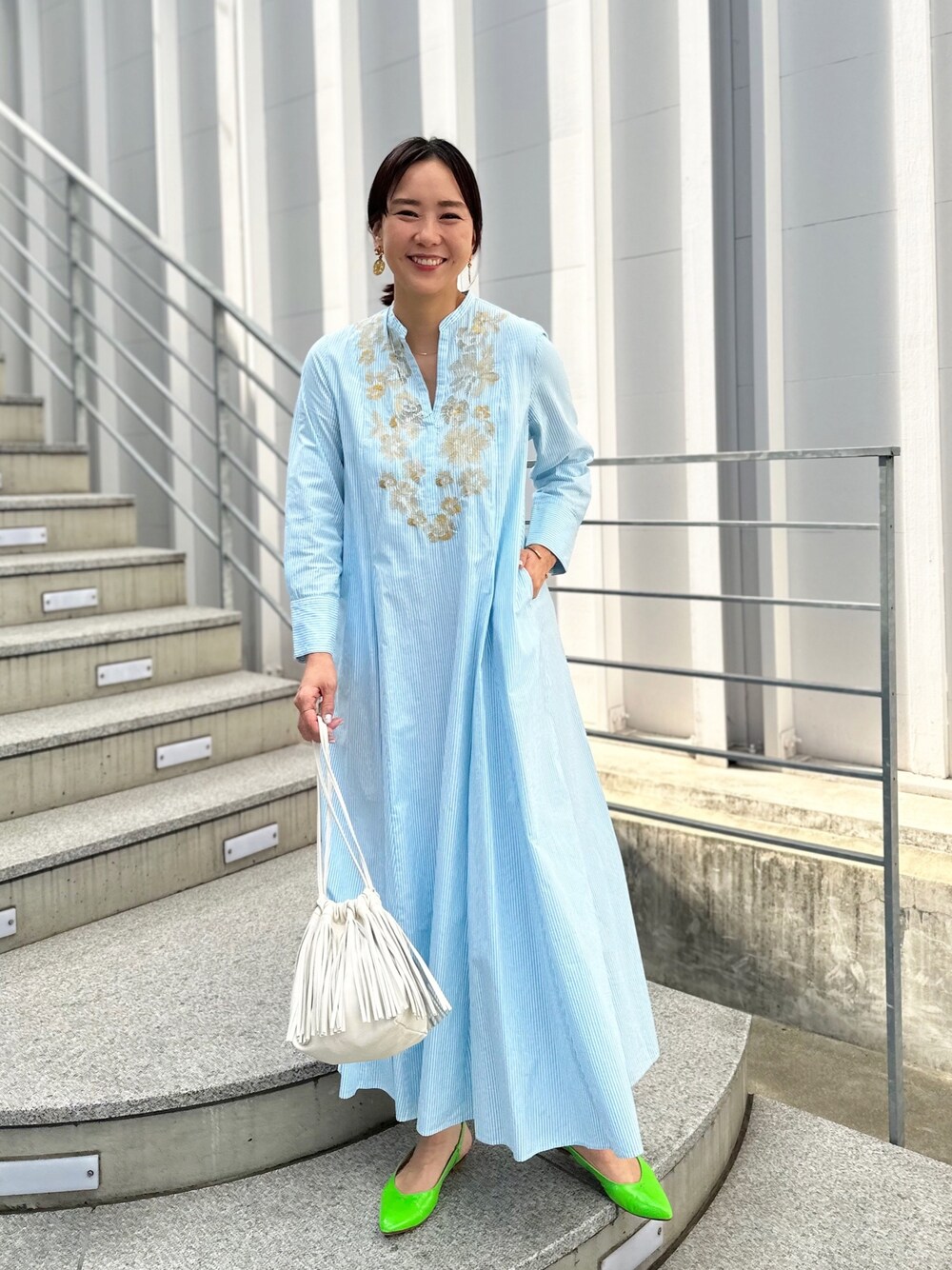 「オトナカジュアル、大人かわいい、ラフコーデ、ママコーデ、夏コーデ、ワンピーススタイル」｜「NOLLEY’Sの◇【WEB限定】【ne Quittez pas/ヌキテパ】刺繍パネルワンピース（ワンピース、ブルー系）」を使った、nol matsubaさん（レディース・167cm）の春コーディネートの1枚目の写真
