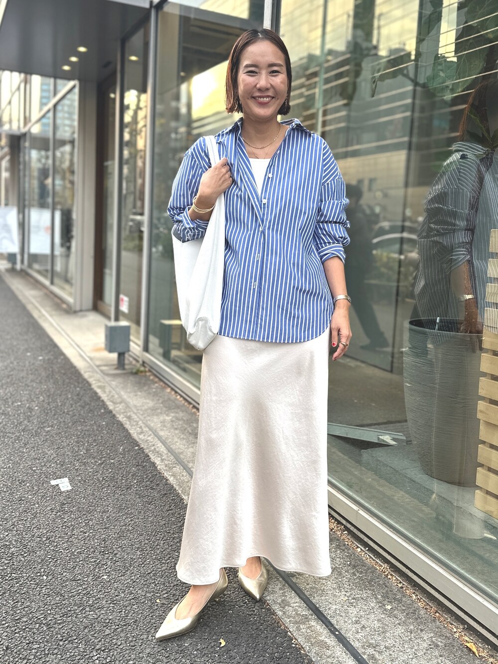 「休日スタイル、オトナカワイイ、春ファッション、シャツスタイル、シャツコーデ、ナロースカート」｜「NOLLEY’SのMY STANDARDシャツ（シャツ/ブラウス、ブルー系）」を使った、nol matsubaさん（レディース・167cm）の冬コーディネートの1枚目の写真