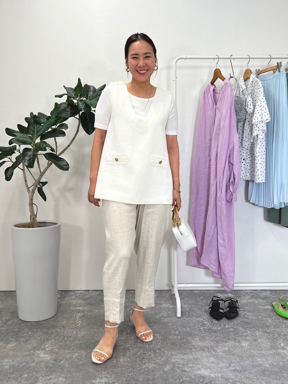 「レイヤードスタイル、大人コーデ、パンツコーデ、Tシャツコーデ、きれいめカジュアル、ワントーンコーデ、お出かけコーデ」｜「NOLLEY’Sのサマーツイードベスト（ベスト、ホワイト系）」を使った、nol matsubaさん（レディース・167cm）の夏コーディネートの1枚目の写真