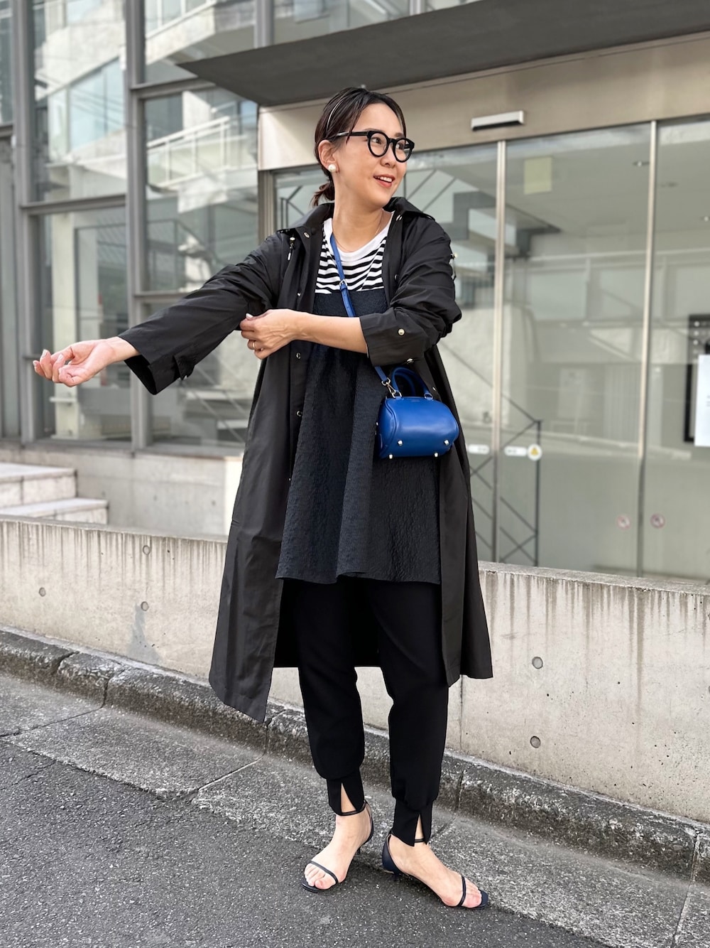 「春アウター、春コーデ、大人コーデ、オトナカジュアル、きれいめコーディネート、ママコーデ、ボーダー、高身長コーデ」｜「NOLLEY’Sの【WEB限定】【Traditional WeatherWear】レインパーカー（レインコート/ポンチョ、ブラック系）」を使った、nol matsubaさん（レディース・167cm）の春コーディネートの1枚目の写真