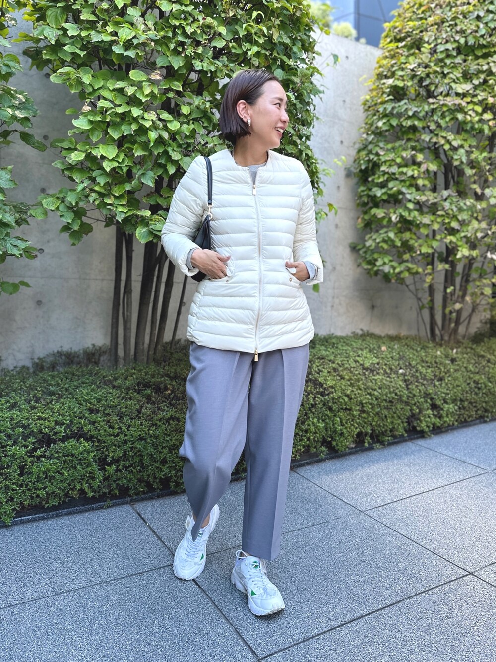 「スニーカー、休日スタイル、シンプルコーデ、秋先取りコーデ、ダウンコート、タトラス、タトラス別注、アウター」｜「Rie Millerのアンフォラリサイクルポリエステルイージーパンツ（その他パンツ、グレー系）」を使った、nol matsubaさん（レディース・167cm）の夏コーディネートの1枚目の写真