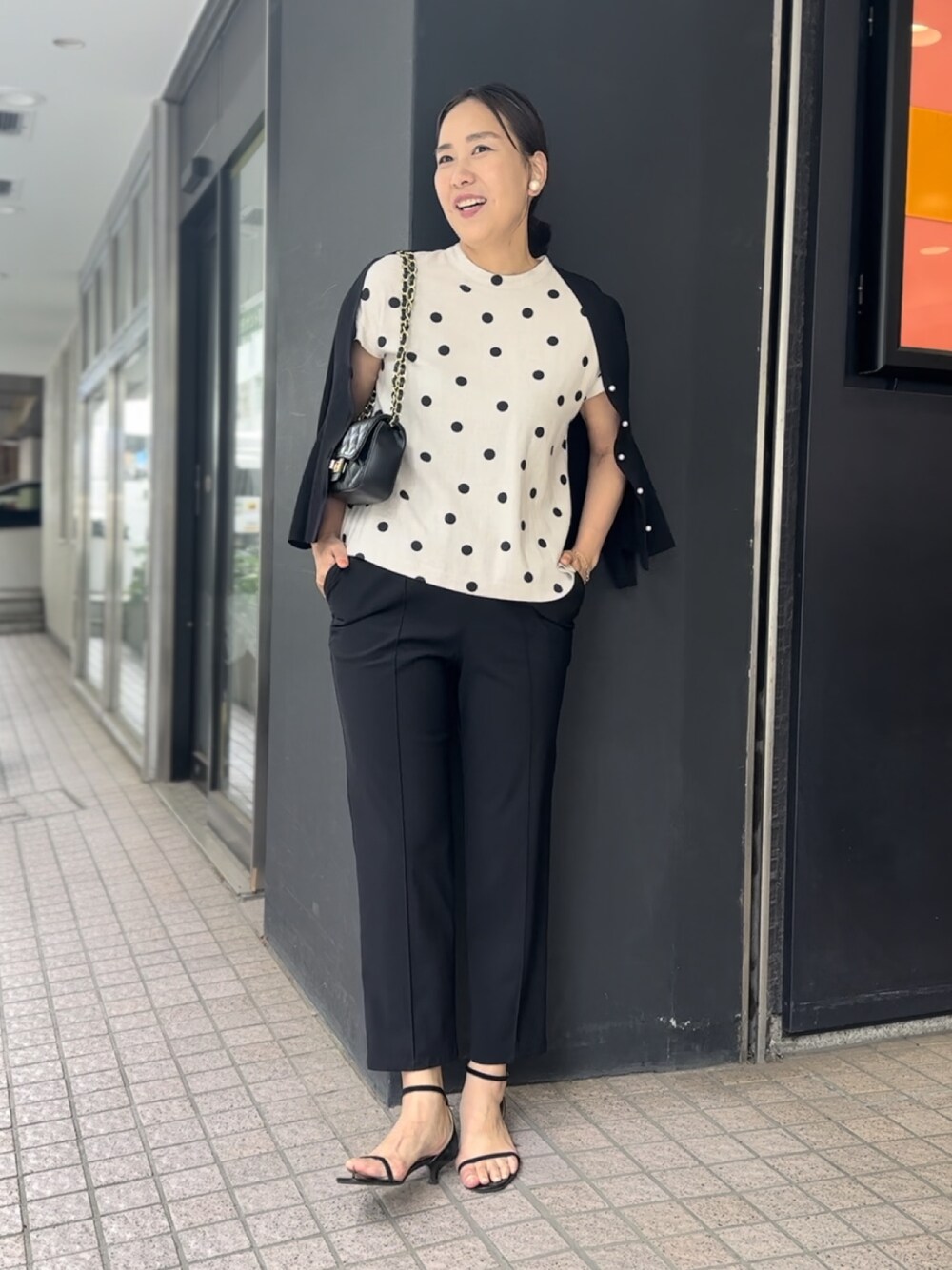 「お出かけコーデ、きれいめカジュアル、大人カジュアル、大人コーデ、デニムコーデ、モノトーン」｜「NOLLEY’Sの《セットアップ対応》ドットプリントブラウス（シャツ/ブラウス、ブラック系）」を使った、nol matsubaさん（レディース・167cm）の夏コーディネートの1枚目の写真