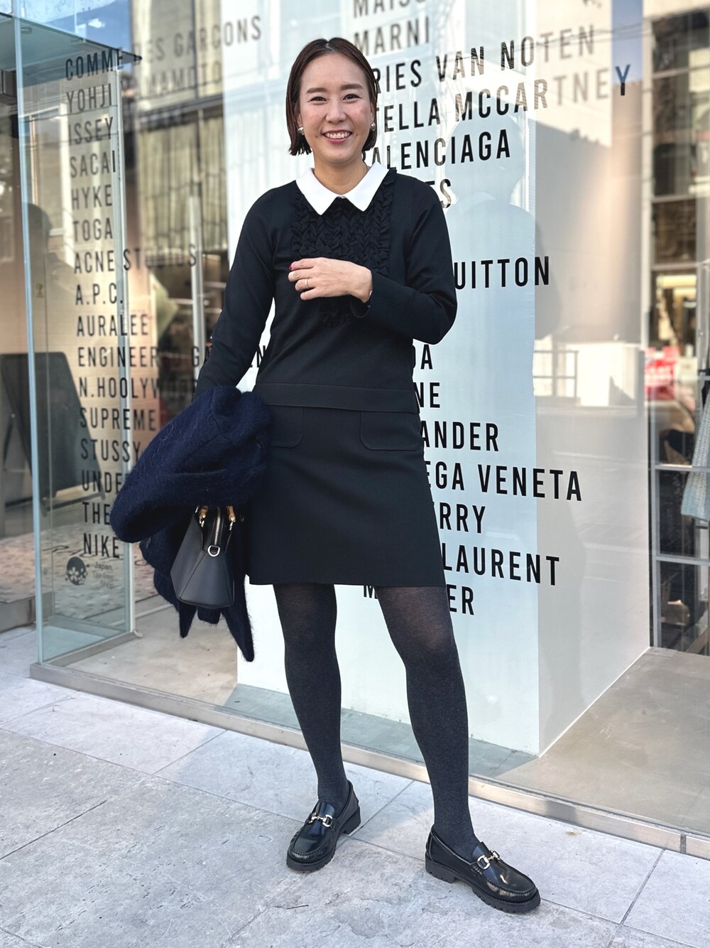 「お出かけコーデ、モノトーン、オトナカワイイ、春ファッション、オトナ女子、ミニスカート、フリル、セットアップ」｜「NOLLEY’Sの《セットアップ対応》《手洗い可能》前フリル白襟プルオーバーニット（ニット/セーター、ブラック系）」を使った、nol matsubaさん（レディース・167cm）の冬コーディネートの1枚目の写真