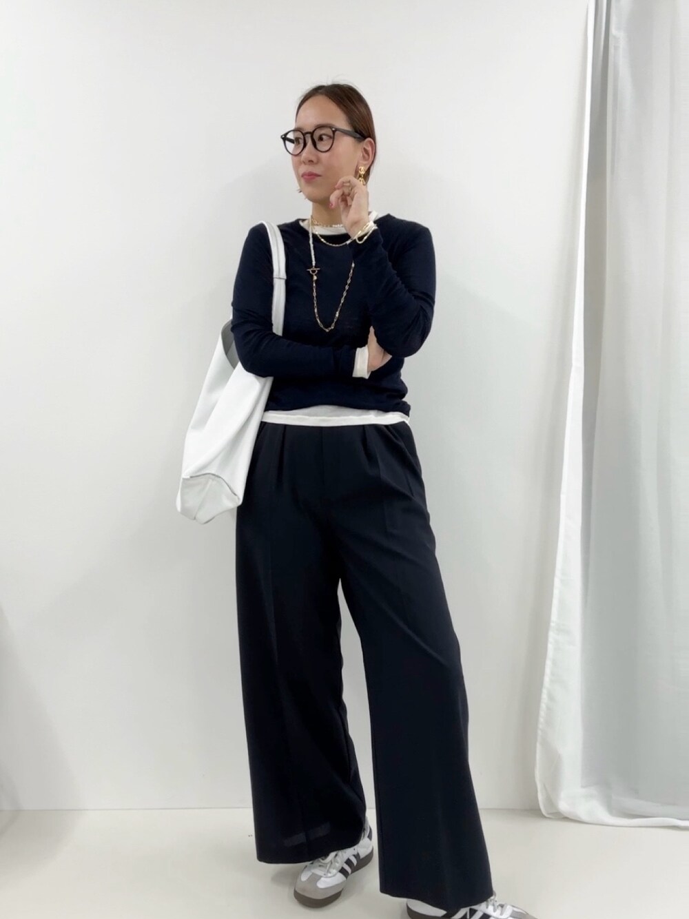 「お出かけコーデ、モノトーン、休日スタイル、シンプルコーデ、スポーツミックス、春ファッション、パンツコーデ、ママファッション」｜「NOLLEY’SのシアークルーネックロンT（Tシャツ/カットソー、ホワイト系）」を使った、nol matsubaさん（レディース・167cm）の冬コーディネートの1枚目の写真