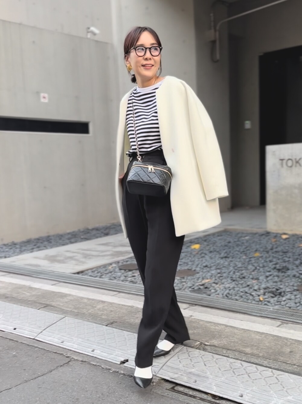 「きれいめカジュアル、大人カジュアル、休日コーデ、春服コーデ、大人女子、メガネ女子、高身長コーデ」｜「AULENTTIの【AULENTTI/ オーレンティ】バニティキルティングバッグ（ショルダーバッグ、ブラック系）」を使った、nol matsubaさん（レディース・167cm）の冬コーディネートの1枚目の写真