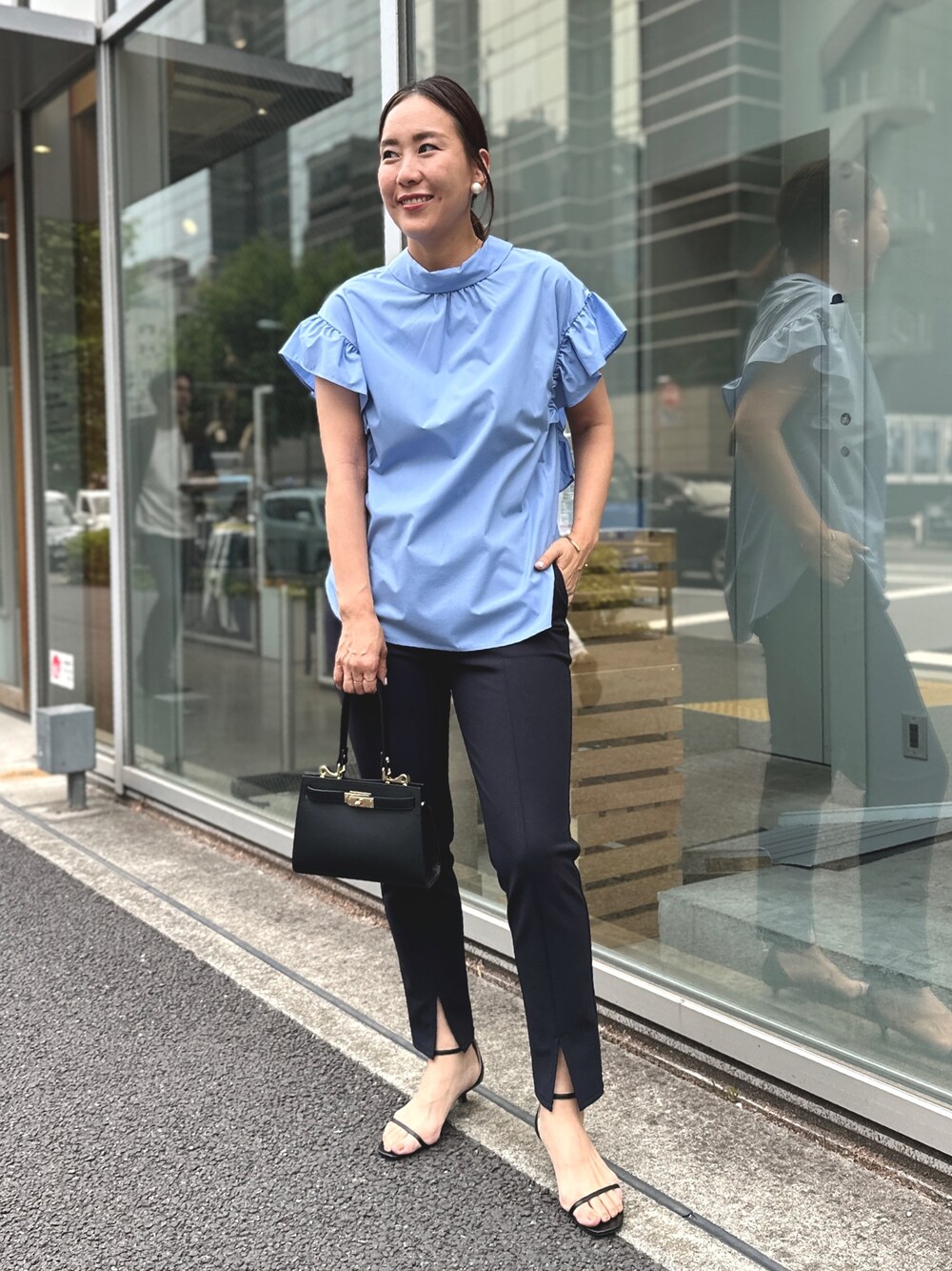 「休日スタイル、ショルダーバッグ、韓国ファッション、大人カジュアル、大人かわいい、キレイめコーデ、オフィスカジュアル、夏コーデ、シンプルコーデ」｜「NOLLEY’Sのロールネックバックリボンブラウス（シャツ/ブラウス、ブルー系）」を使った、nol matsubaさん（レディース・167cm）の夏コーディネートの1枚目の写真