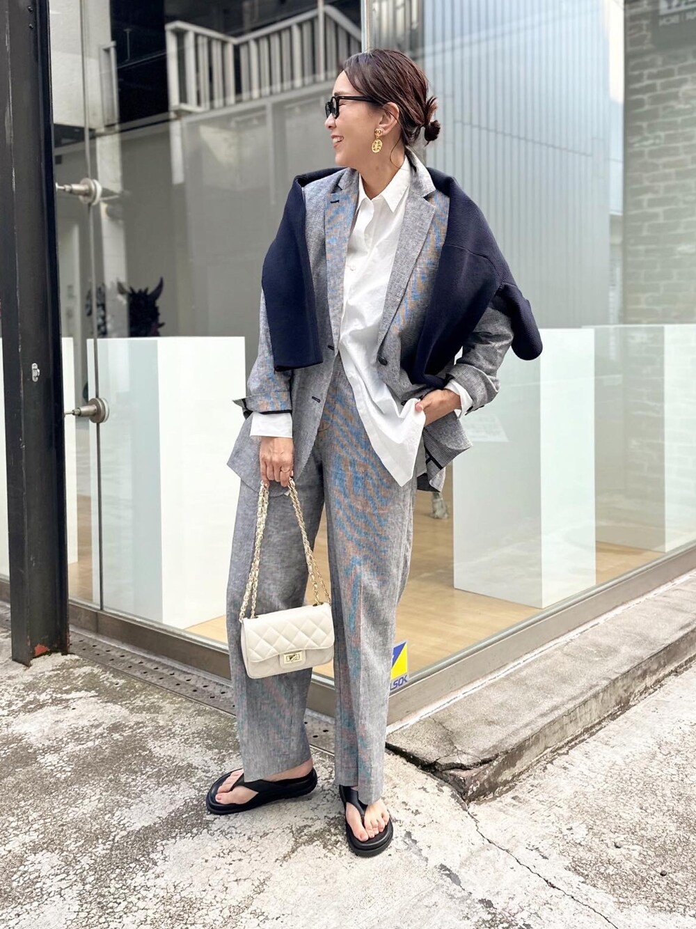 「大人コーデ、シンプルスタイル、ゆったりコーデ、ラフコーデ、ママコーデ、高身長コーデ」｜「NOLLEY’Sの五明祐子さん着用 ◇【WEB限定】POLY・LINEN マニッシュワイドパンツ（その他パンツ、グレー系）」を使った、nol matsubaさん（レディース・167cm）の春コーディネートの1枚目の写真