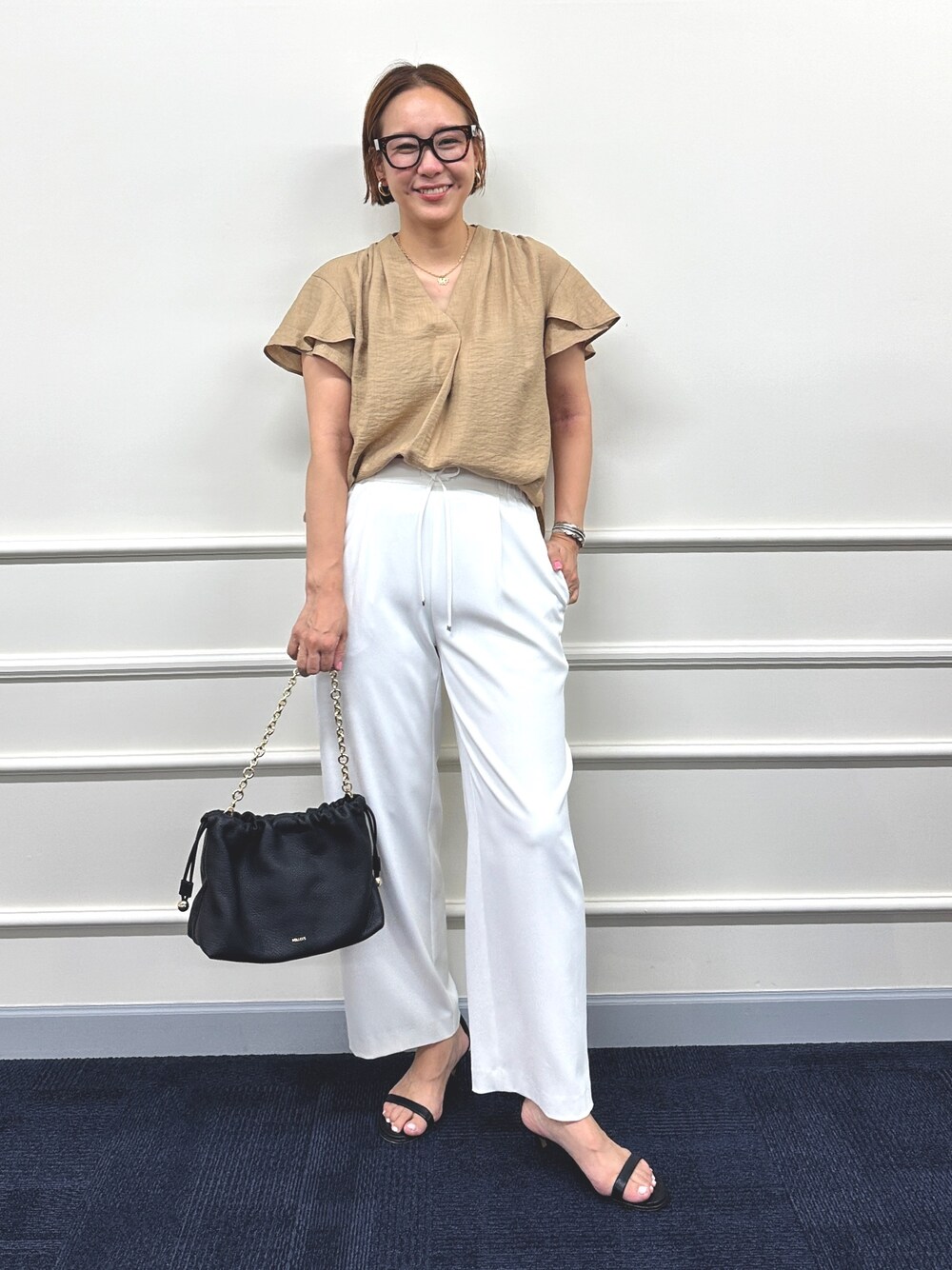 「夏コーデ、大人カジュアル、楽チンコーデ、オトナ女子、通勤コーデ、通勤スタイル、オフィスカジュアル」｜「NOLLEY’S Sophiの《セットアップ対応》ウォッシャブルツイルイージーワイドパンツ（その他パンツ、ホワイト系）」を使った、nol matsubaさん（レディース・167cm）の夏コーディネートの1枚目の写真