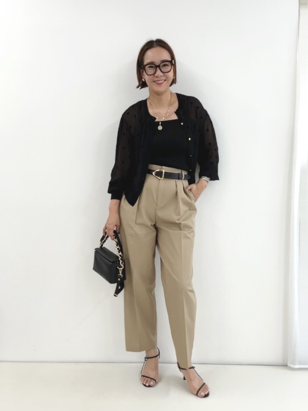 「きれいめカジュアル、シアートップス、大人コーデ、大人カジュアル、ゆるコーデ、パンツコーデ、ママファッション」｜「NOLLEY’Sの《手洗い可能》シアーフロッキードット柄クルーネックカーディガン（カーディガン/ボレロ、ブラック系）」を使った、nol matsubaさん（レディース・167cm）の夏コーディネートの1枚目の写真