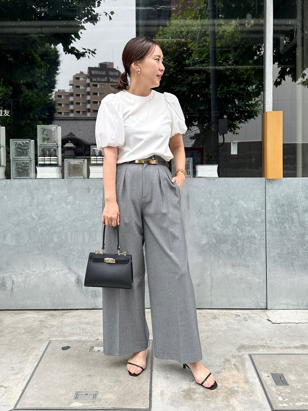 「大人カジュアル、シンプルコーデ、大人かわいい、きれいめカジュアル、オフィスカジュアル、ママファッション、ママコーデ、お出かけコーデ」｜「NOLLEY’Sの◇【WEB限定】ストレッチポンチ袖タフタTシャツ(接触冷感・UVカット・マシンウォッシャブル)（Tシャツ/カットソー、ホワイト系）」を使った、nol matsubaさん（レディース・167cm）の夏コーディネートの1枚目の写真