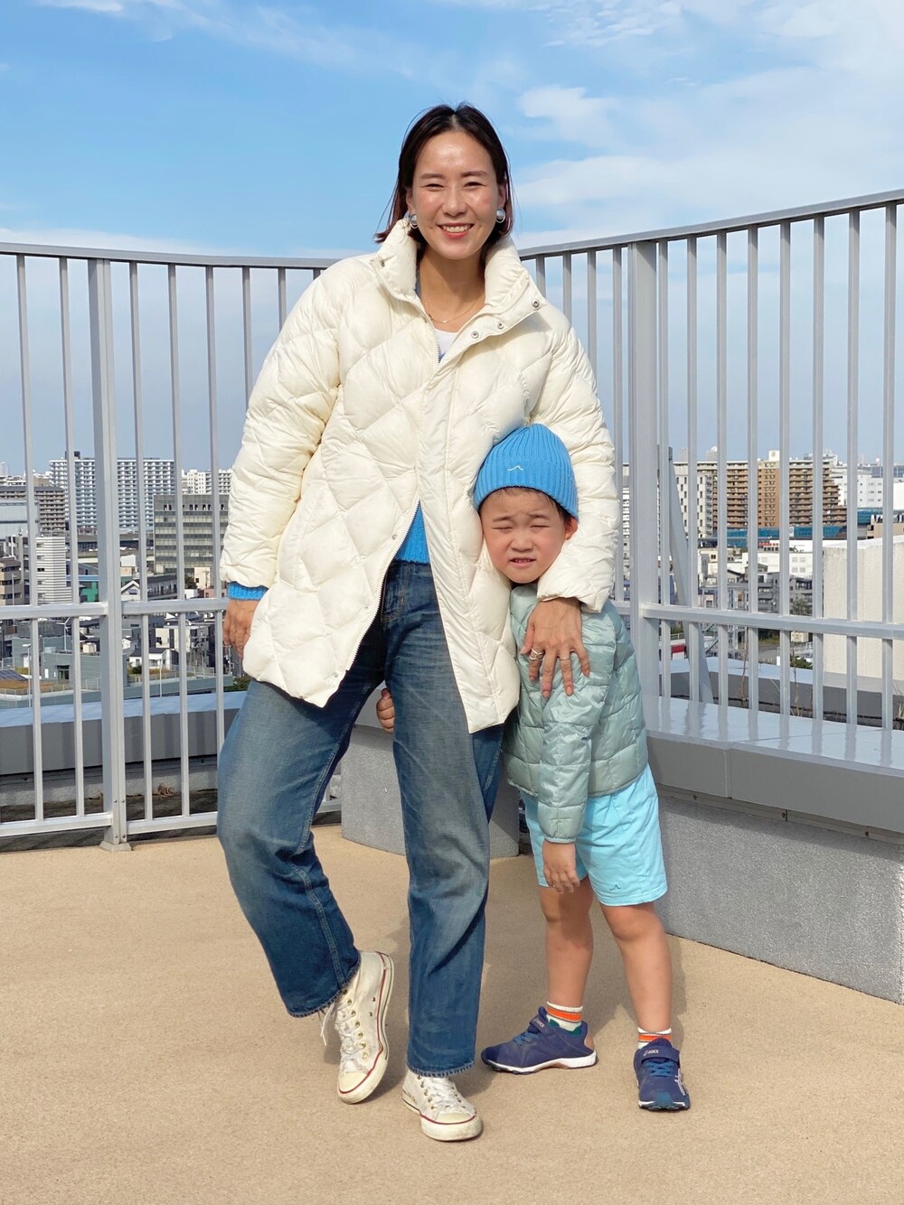「カジュアルコーデ、オトナカジュアル、スニーカーコーデ、ホワイトコーデ、converse、親子コーデ、キッズコーデ、リンクコーデ、TAION、ダウンジャケット」｜「TAIONの◇【WEB限定】【TAION/タイオン】別注ダイヤキルトスタンドミドルダウン（ダウンジャケット/コート、ホワイト系）」を使った、nol matsubaさん（レディース・167cm）の冬コーディネートの1枚目の写真