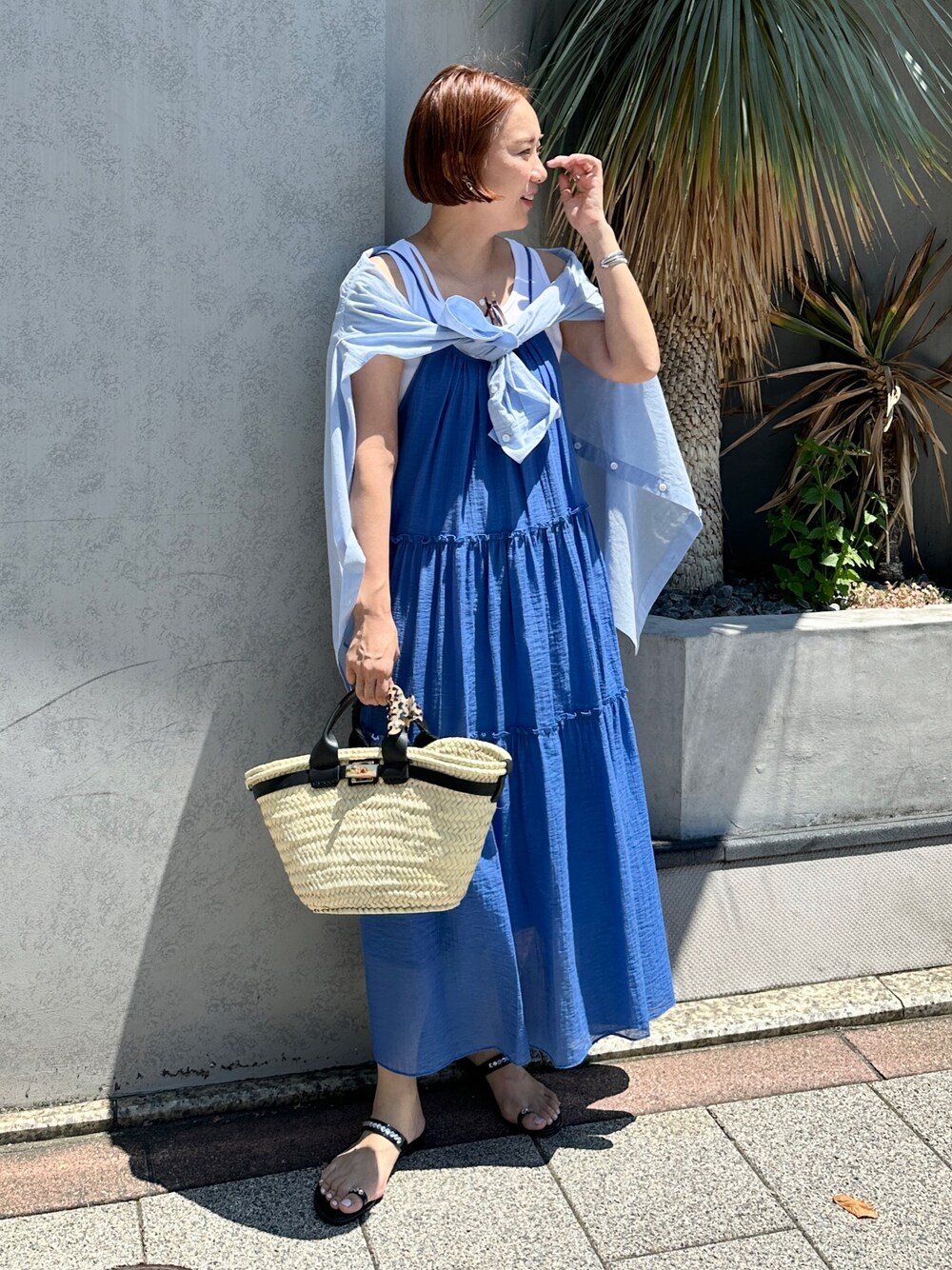 「夏コーデ、レイヤードスタイル、フェスコーデ、デートコーデ、トートバッグ、ワンピース、大人かわいい、大人カジュアル、オトナ女子、サンダルコーデ、楽チンコーデ、ロングワンピース、お出かけコーデ、高身長コーデ」｜「NOLLEY’Sのウォッシャブル2WAYキャミワンピース（ワンピース、ブルー系）」を使った、nol matsubaさん（レディース・167cm）の夏コーディネートの1枚目の写真