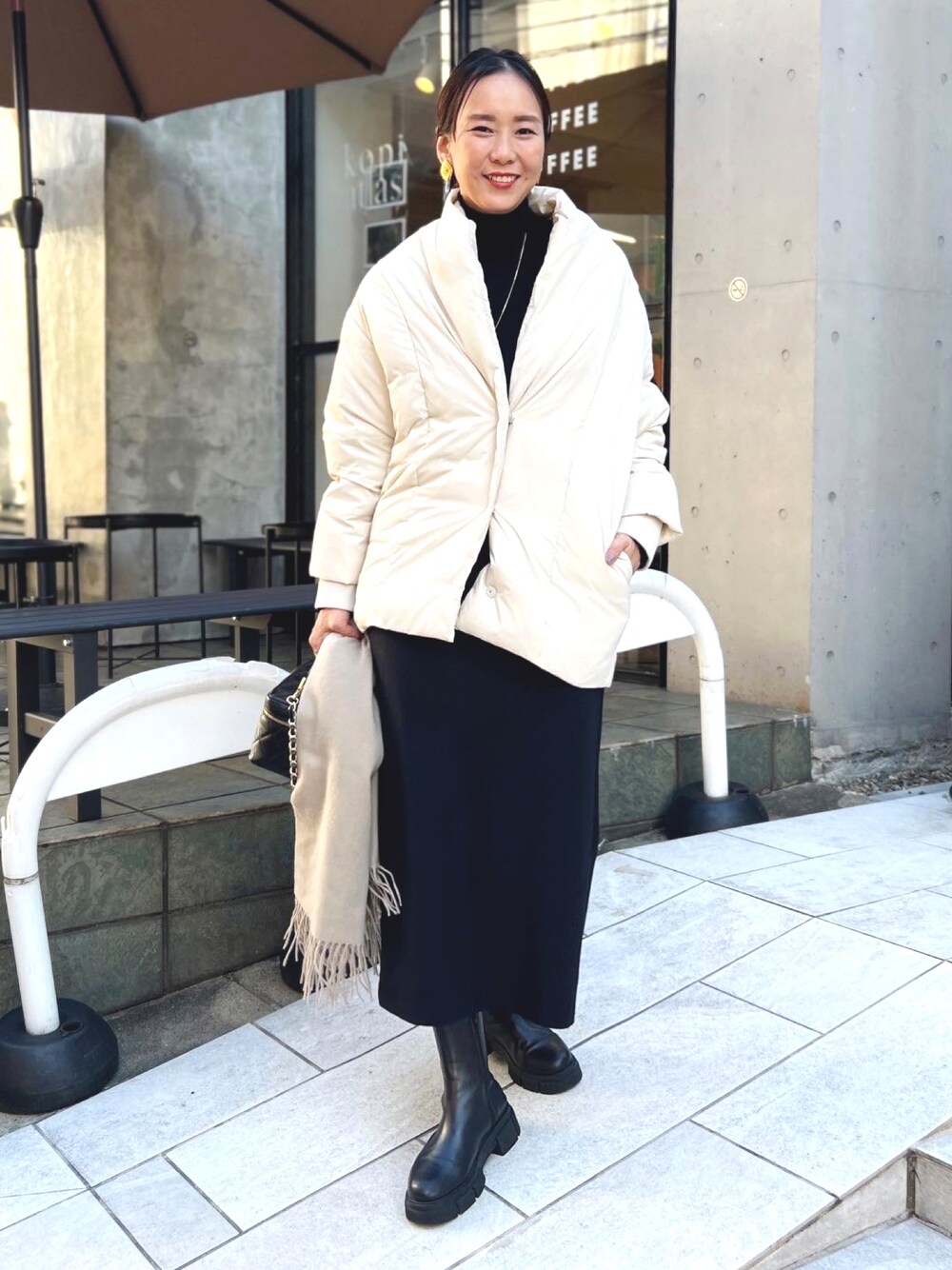 「大人女子、シンプルスタイル、きれいめカジュアル、大人コーデ、オトナカジュアル、ママコーデ、冬のコーデ」｜「NOLLEY’Sの◇【WEB限定】ライトタフタダウンショールカラージャケット（ダウンジャケット/コート、ホワイト系）」を使った、nol matsubaさん（レディース・167cm）の冬コーディネートの1枚目の写真