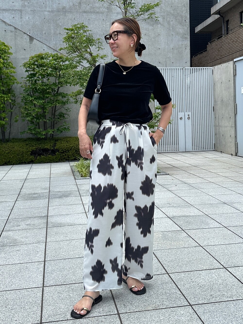 「夏コーデ、フェスコーデ、夏だ！Tシャツ着よう！、韓国ファッション、オトナ女子、モノモーン」｜「NOLLEY’SのシアーベロアTシャツ（Tシャツ/カットソー、ブラック系）」を使った、nol matsubaさん（レディース・167cm）の夏コーディネートの1枚目の写真