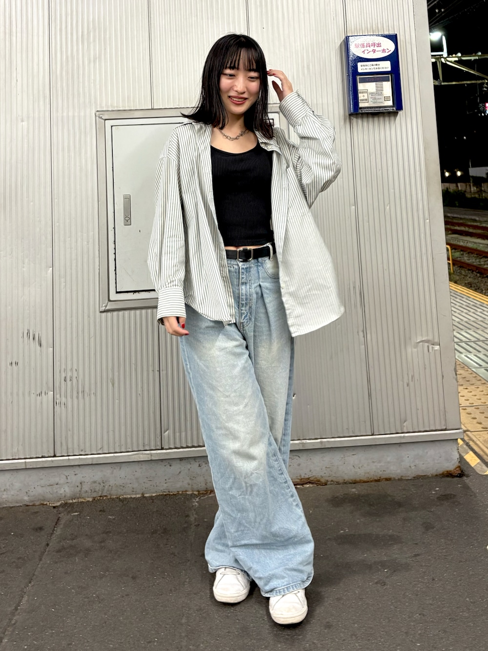 「夏ルックで気分アップ、デニム、ストライプシャツ」｜「JEANASISのカラータックデニムワイドパンツ/322713（デニムパンツ、ブルー系）」を使った、あみゅさん（骨格ウェーブ・レディース・157cm）の夏コーディネートの1枚目の写真