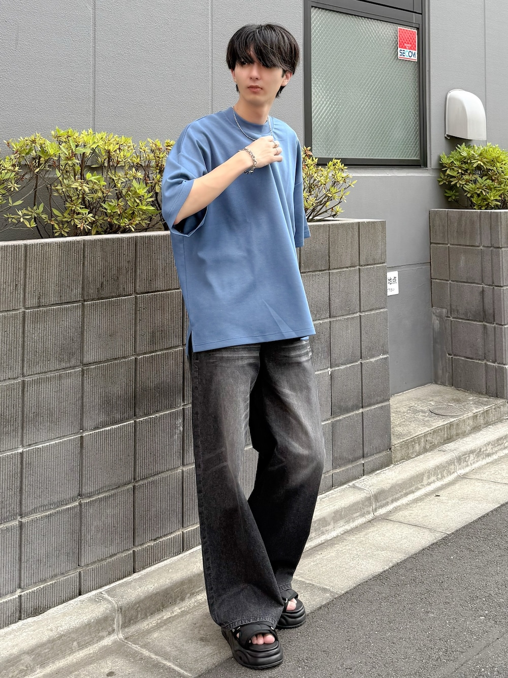 「デニム、ポンチ、休日スタイル、お出かけコーデ、厚底シューズ、きれいめカジュアル、シンプルコーデ、モックネック、夏だ！Tシャツ着よう！、夏ルックで気分アップ」｜「ASTRONOMYの【セットアップ対応可】ライトウェイトエイジングデニムパンツ（デニムパンツ、ブラック系）」を使った、たかさん（メンズ・178cm）の夏コーディネートの1枚目の写真