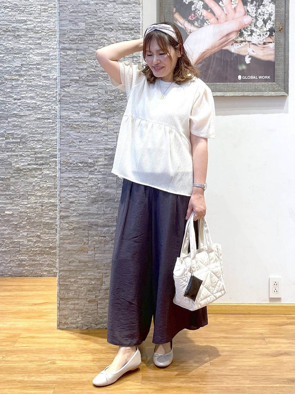 「着痩せ・細見え、体型カバー、リラックス、GLOBAL WORK、ワイドパンツ」｜「GLOBAL WORKのらくっション撥水バレエ/135873（バレエシューズ、ホワイト系）」を使った、きくさん（レディース・161cm）の夏コーディネートの1枚目の写真