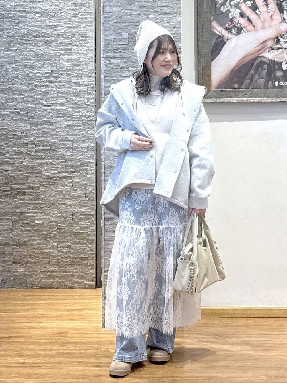 ベージュ系のトートバッグ、ブラウン系のワンピース、グレー系のブルゾンを着用したレディースの秋コーディネートの1枚目の写真