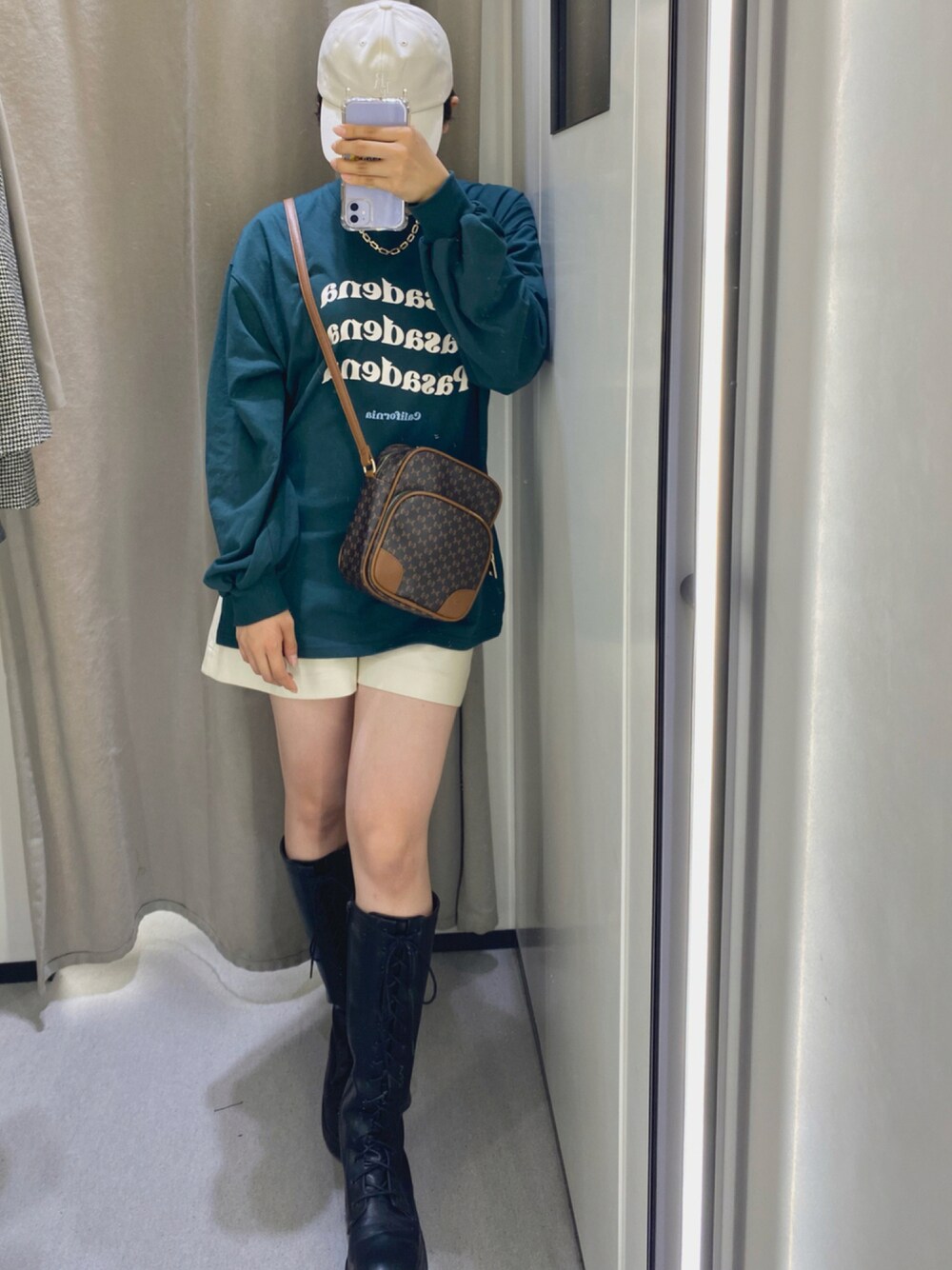 「キャップ、ショートパンツ、ロンT、ロングブーツ、しまむら、Heather、Discoat、カジュアルコーデ、韓国ファッション、rili_tokyo」｜「DISCOATのラウンドロゴロングTシャツ（Tシャツ/カットソー、グリーン系）」を使った、chii8216さん（レディース・163cm）の秋コーディネートの1枚目の写真