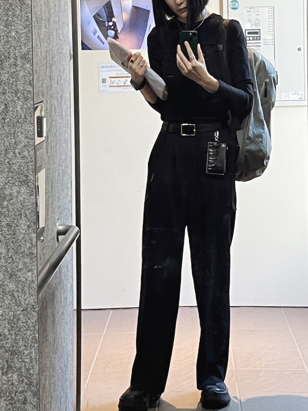 「秋服まるっと大公開、秋のコーデ、大人カジュアル、シンプル、秋服準備はじめました、秋、ブラックコーデ、ワントーンコーデ」｜「KASHIYAMAのアイテム（スーツパンツ、ブラック系）」を使った、moegi_nakさん（レディース・163cm）の秋コーディネートの1枚目の写真