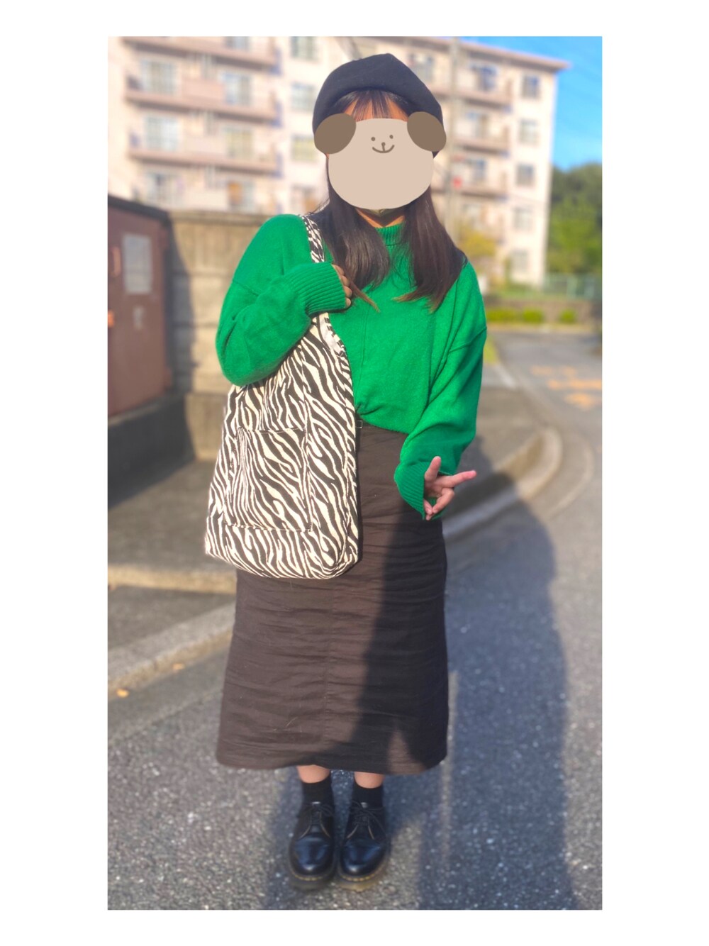 「お出かけコーデ、秋服コーデ、シーイン、ニットコーデ、低身長コーデ、Dr.Martens」｜「earth music&ecologyのアイテム（ハンチング/ベレー帽、ブラック系）」を使った、m.さん（レディース・151cm）の秋コーディネートの1枚目の写真