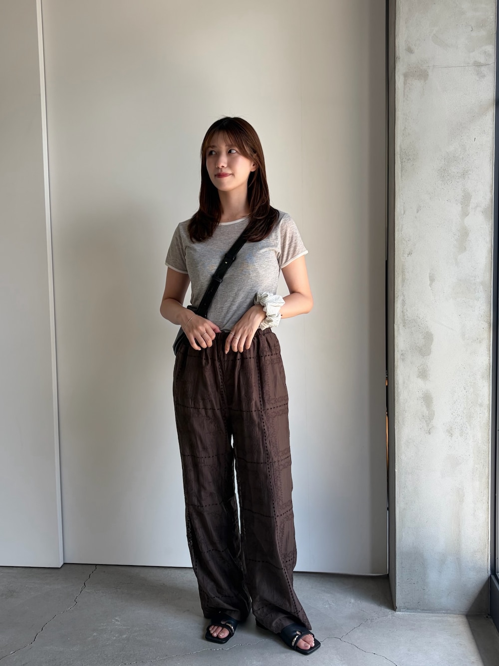 グレー系のTシャツ/カットソー、ブラウン系のその他パンツ、ブラック系のサンダルを着用したレディースの夏コーディネートの1枚目の写真
