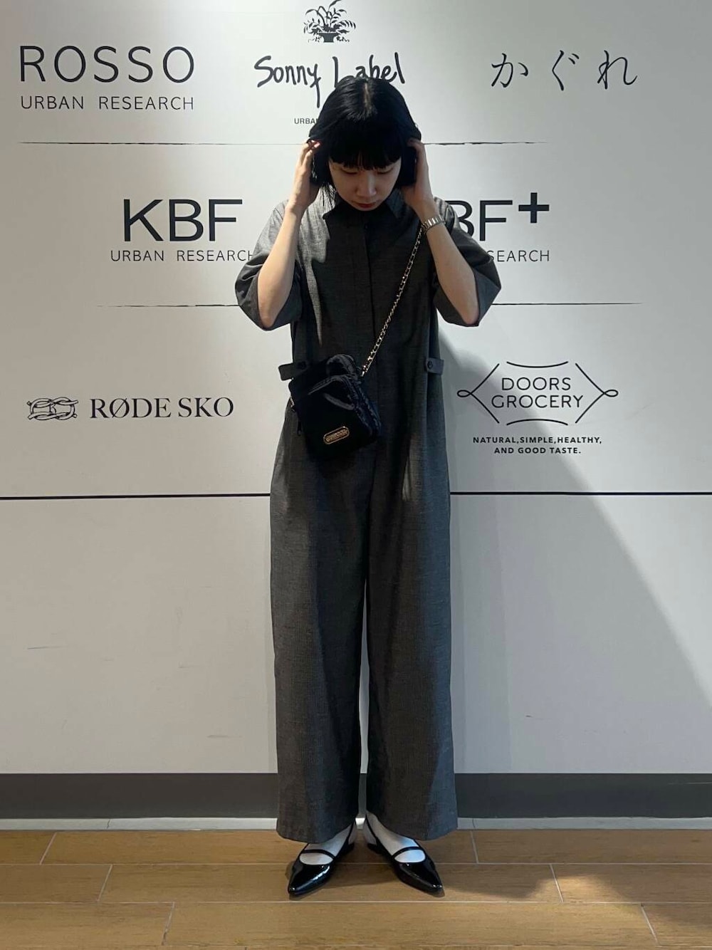 ブラック系のパンプス、ブラック系のショルダーバッグ、ブラック系のサロペット/オーバーオールを着用したレディースの夏コーディネートの1枚目の写真