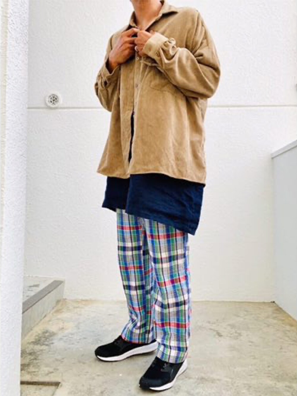 「おしゃれさんと繋がりたい、チェックパンツ、秋のコーデ、秋コーデ、ゆったりコーデ、オーバーサイズ、ビッグシャツ、レイヤードスタイル、人気、沖縄、宮古島、いいね、save、フォローお願いします🤑、大人カジュアル、リラックススタイル、色違いコーデ」｜「romp サイトQRのアイテム（その他アウター、その他）」を使った、tamtamrompさん（メンズ・170cm）の秋コーディネートの1枚目の写真