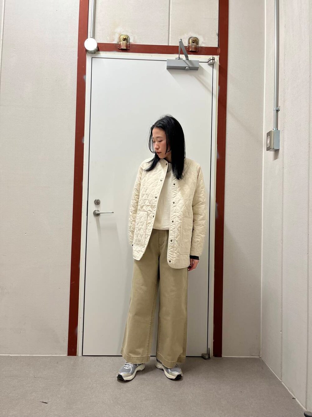 「パンツ、newarrival、doors、大人のスウェットコーデ」｜「FORK&SPOONのFORK&SPOON　フレンチドリルピグメントチノパンツ（その他パンツ、ベージュ系）」を使った、pyonさん（レディース・161cm）の冬コーディネートの1枚目の写真