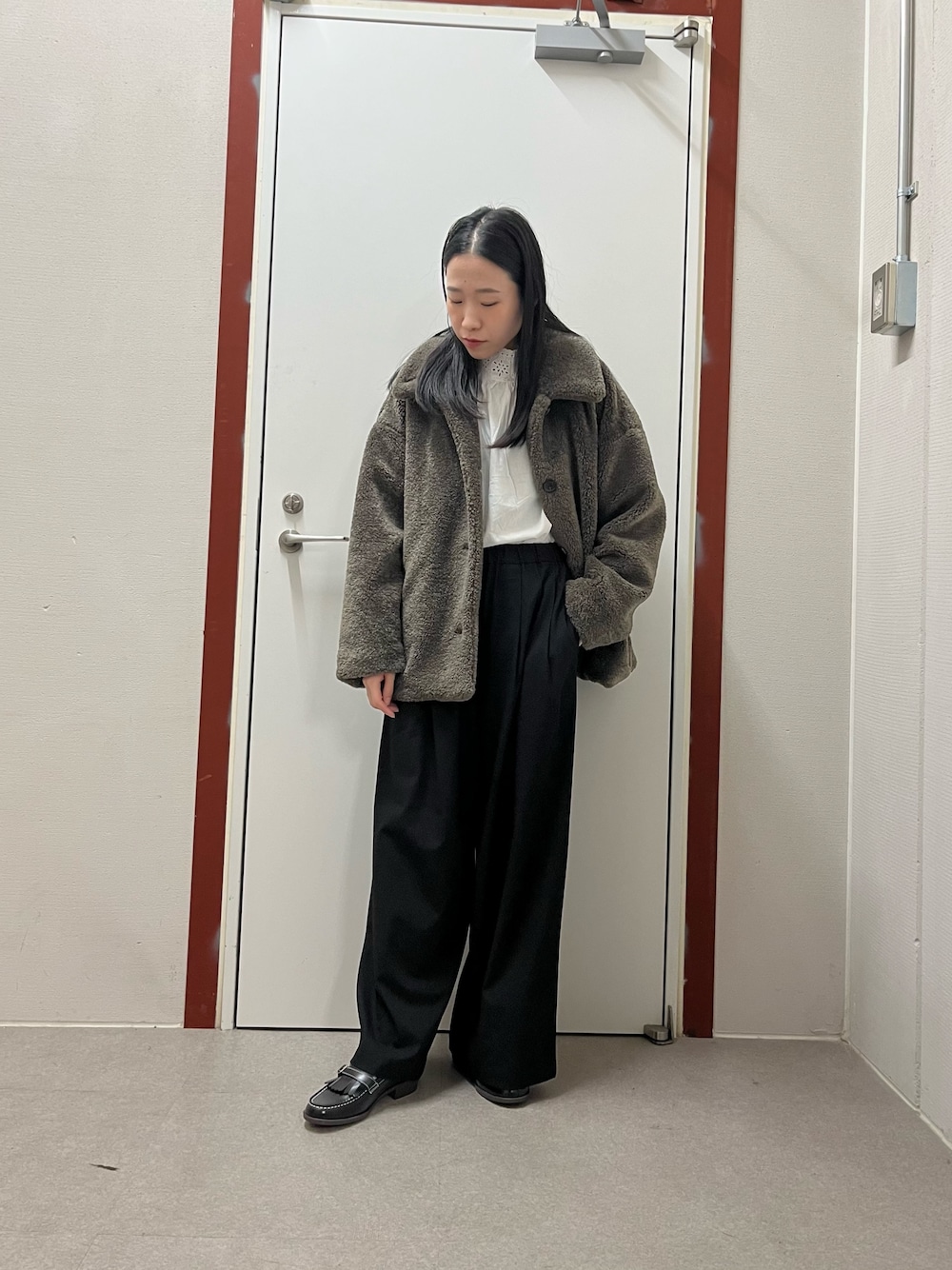 ブラック系のその他パンツ、グレー系のその他アウター、ホワイト系のシャツ/ブラウスを着用したレディースの秋コーディネートの1枚目の写真