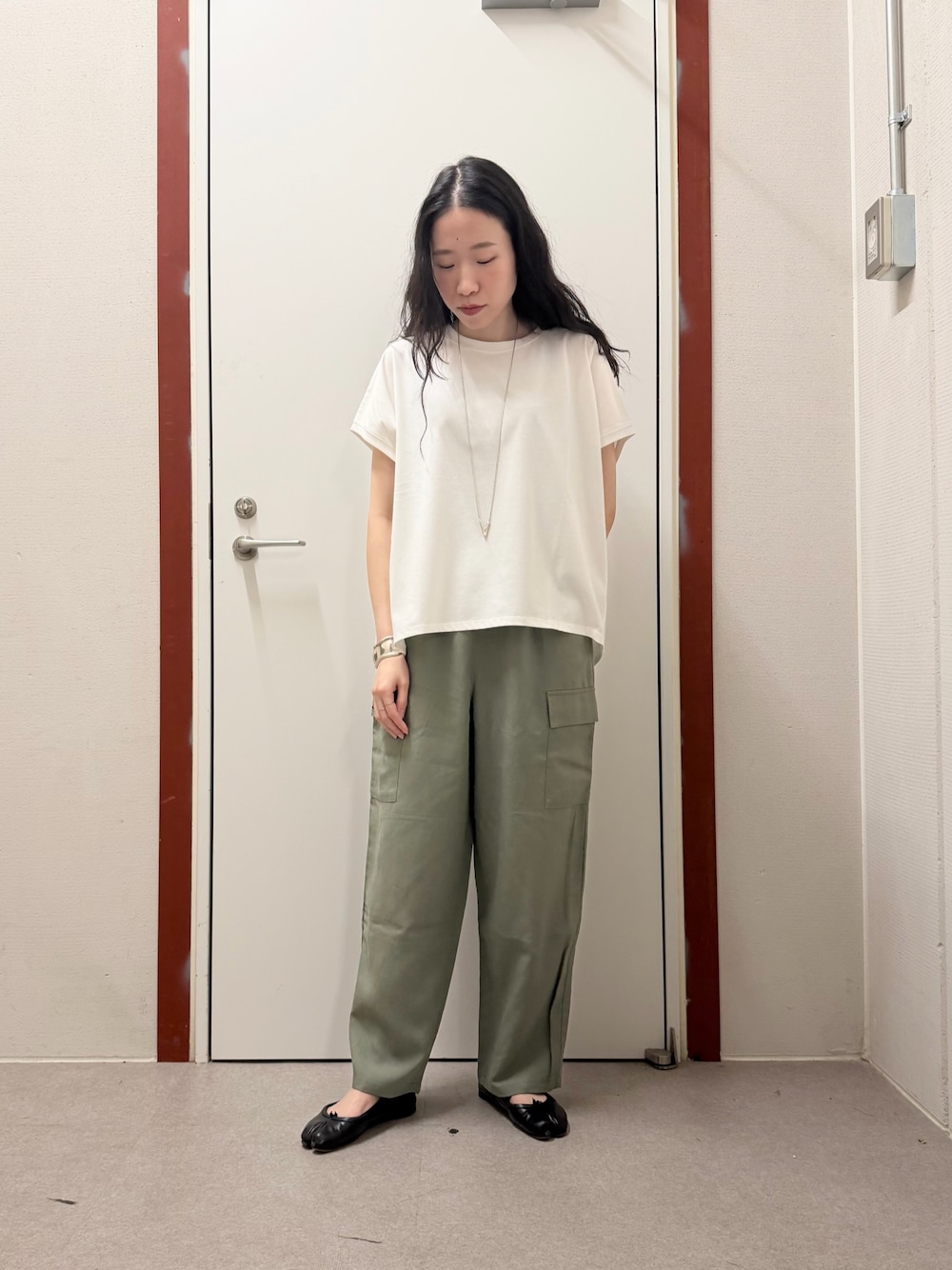 ホワイト系のTシャツ/カットソー、グリーン系のその他パンツを着用したレディースの春コーディネートの1枚目の写真