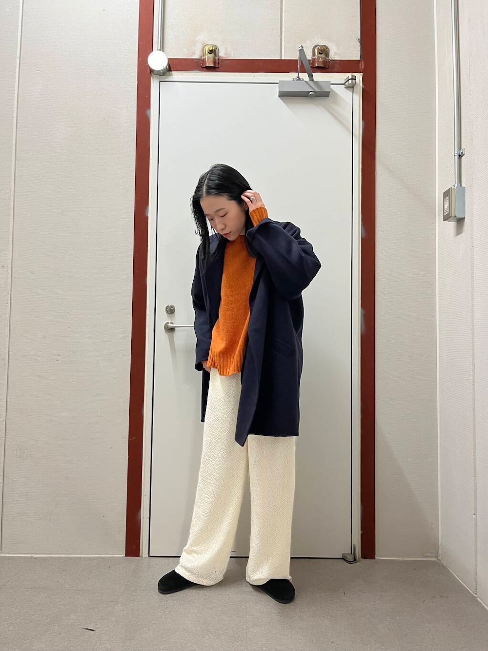 ブルー系のその他アウター、オレンジ系のニット/セーター、ブラック系のサンダルを着用したレディースの秋コーディネートの1枚目の写真