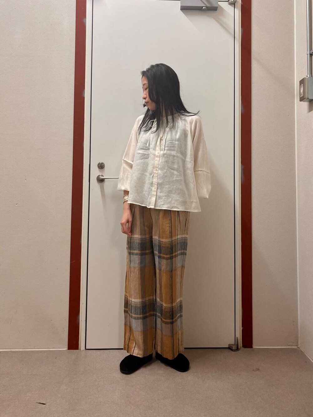 「newarrival、doors」｜「URBAN RESEARCH DOORSのリネンチェックイージーパンツ（その他パンツ、イエロー系）」を使った、pyonさん（レディース・161cm）の春コーディネートの1枚目の写真