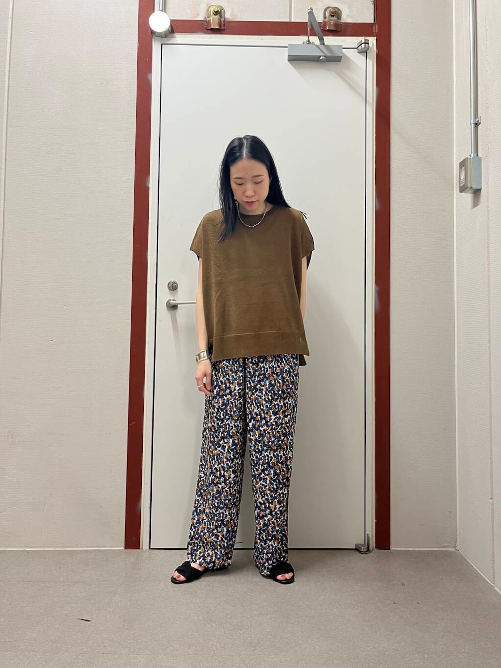 「newarrival、doors」｜「URBAN RESEARCH DOORSの『一部WEB限定カラー』セパレートフラットサンダル（サンダル、ブラック系）」を使った、pyonさん（レディース・161cm）の夏コーディネートの1枚目の写真