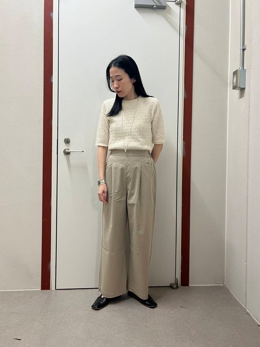「newarrival、doors」｜「URBAN RESEARCH DOORSのレーヨンコットンイージーパンツ（その他パンツ、ベージュ系）」を使った、pyonさん（レディース・161cm）の春コーディネートの1枚目の写真