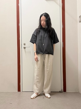 「URBAN RESEARCH DOORS（アーバンリサーチドアーズ）のヘムドロストプルオーバー（Tシャツ/カットソー、グレー系）」を使った、pyonさん（レディース・161cm）の春コーディネート