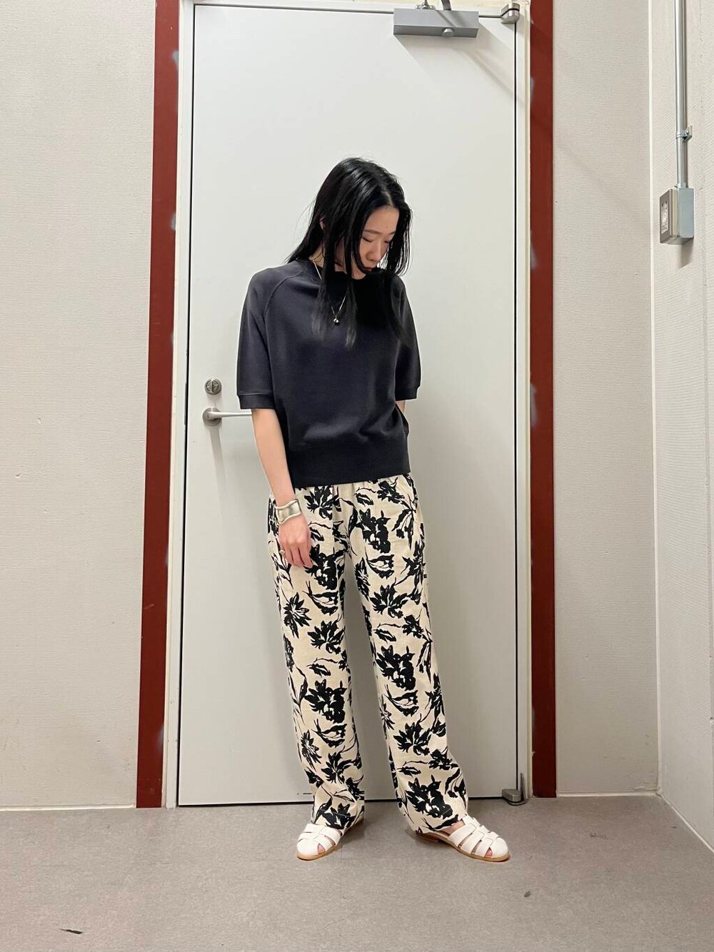 「かぐれ、newarrival、doors」｜「URBAN RESEARCH DOORSのグルカサンダル（サンダル、ホワイト系）」を使った、pyonさん（レディース・161cm）の春コーディネートの1枚目の写真