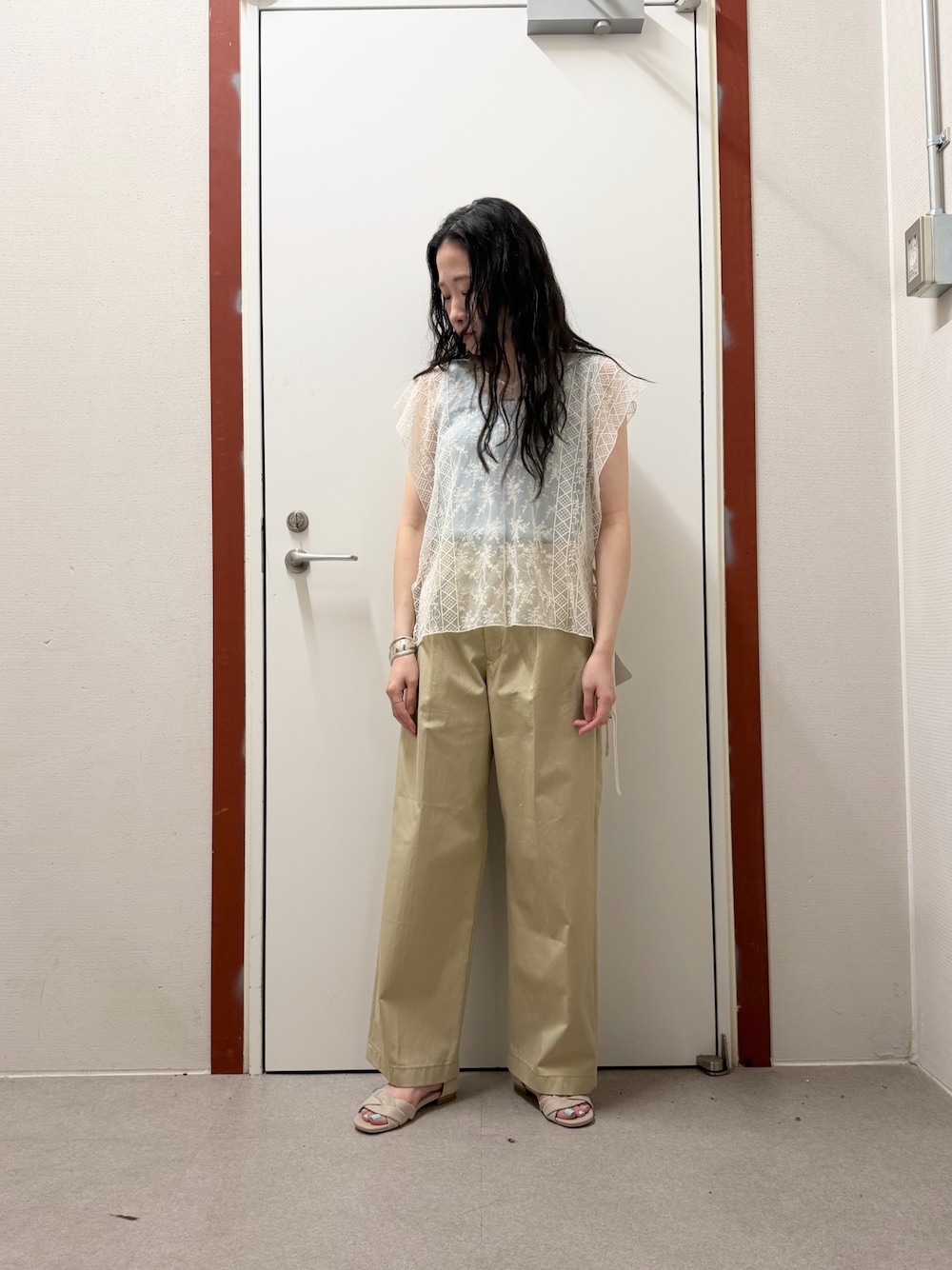 ブルー系のタンクトップ、ベージュ系のその他パンツ、ベージュ系のストール/ショールを着用したレディースの夏コーディネートの1枚目の写真