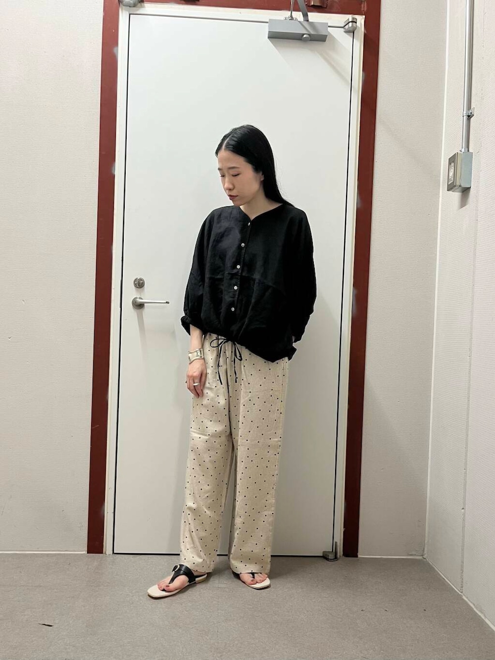 「リネン、doors、私が選ぶセールアイテム25ss」｜「URBAN RESEARCH DOORSのキャンバスコンビトングサンダル（サンダル、ブラック系）」を使った、pyonさん（レディース・161cm）の夏コーディネートの1枚目の写真