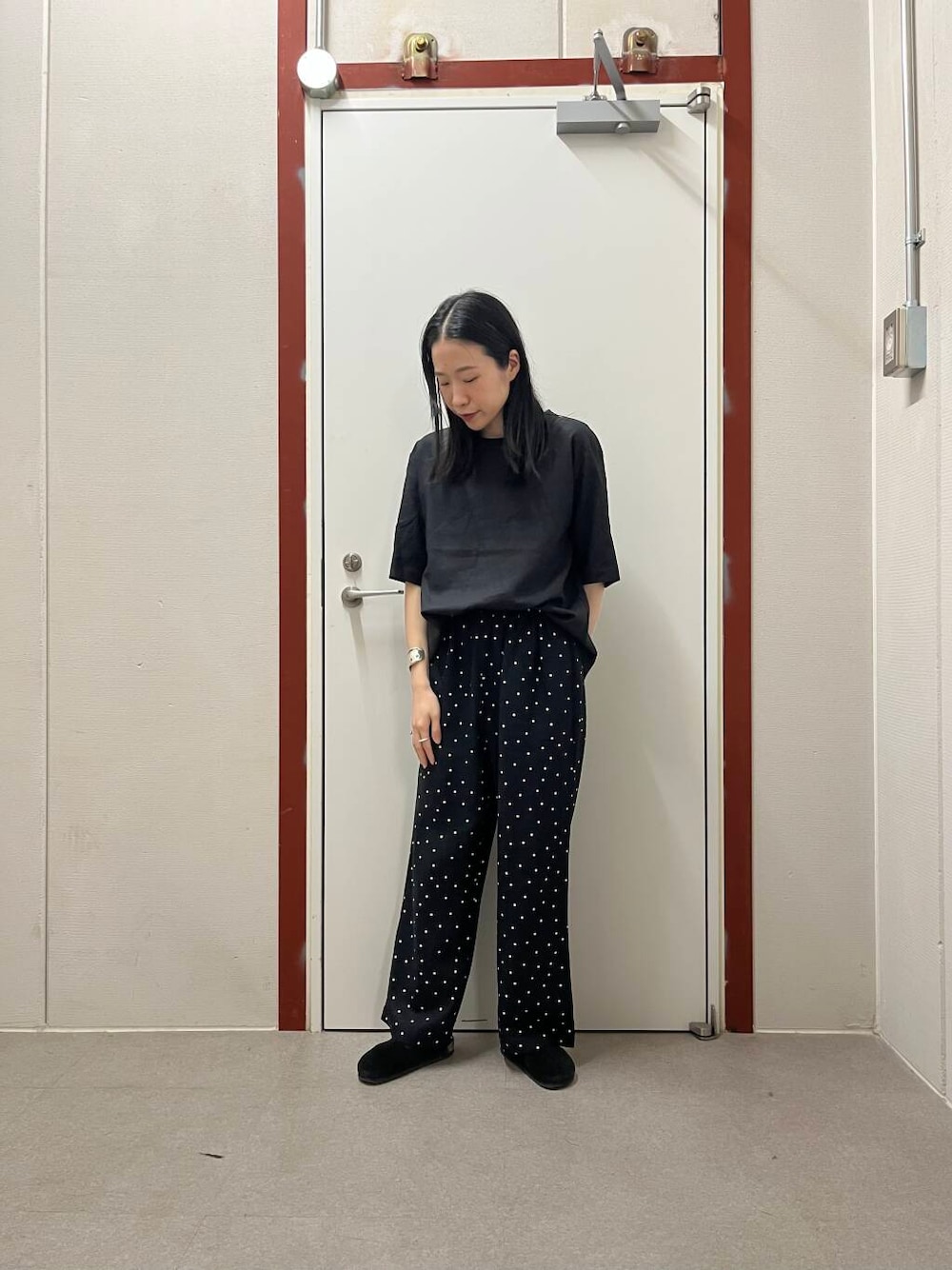 「URBAN RESEARCH DOORSのリネンレーヨンドットイージーパンツ（その他パンツ、ブラック系）」を使った、pyonさん（レディース・161cm）の夏コーディネートの1枚目の写真