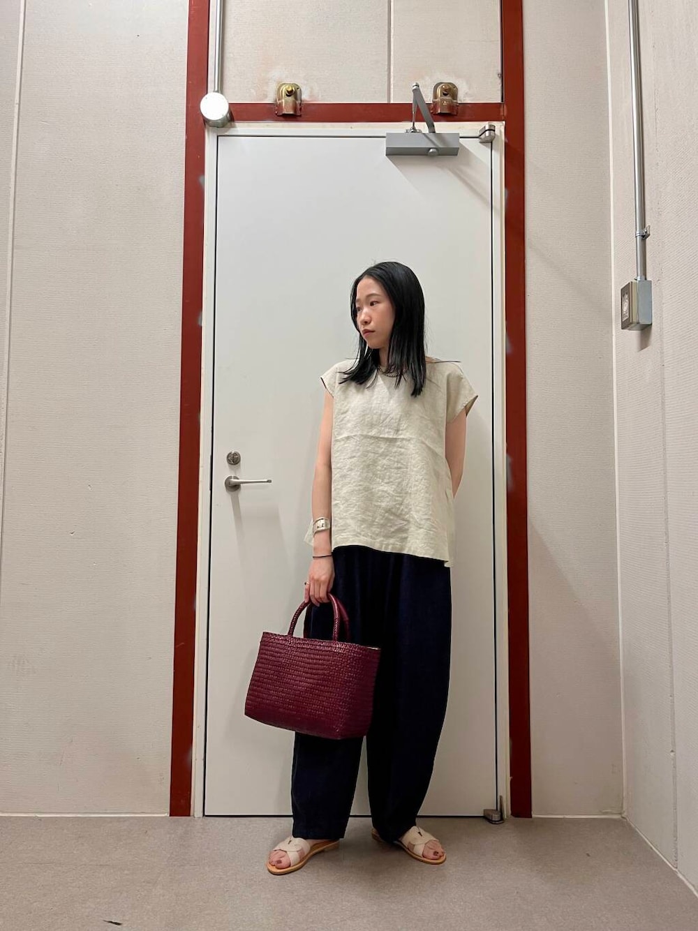 「かぐれ、doors」｜「URBAN RESEARCH DOORSのカッティングサンダル（サンダル、ホワイト系）」を使った、pyonさん（レディース・161cm）の春コーディネートの1枚目の写真